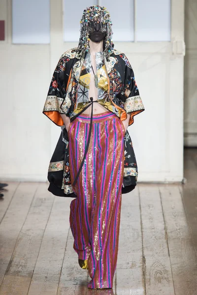 Look 16